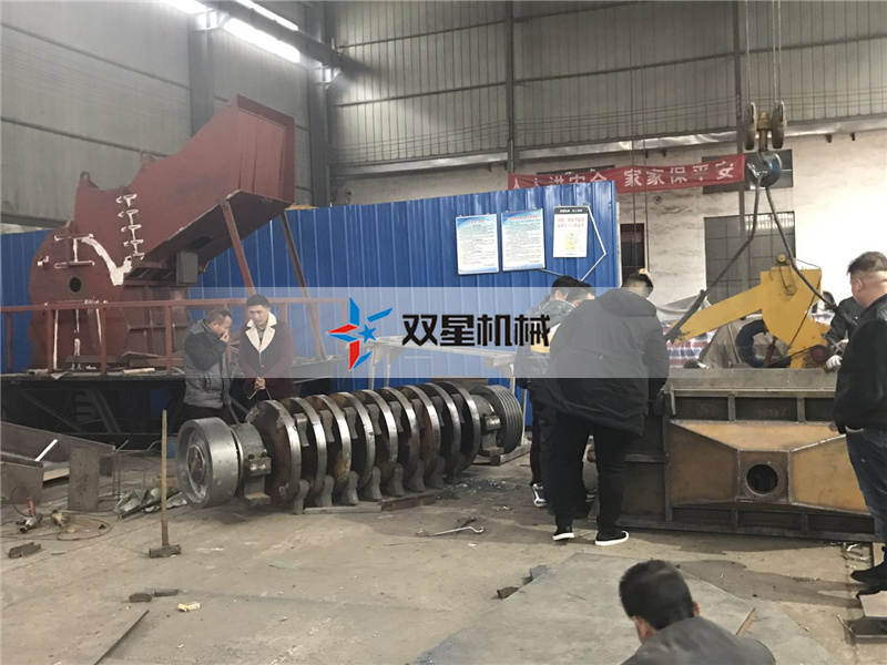 客戶現場查看廢金屬撕碎機