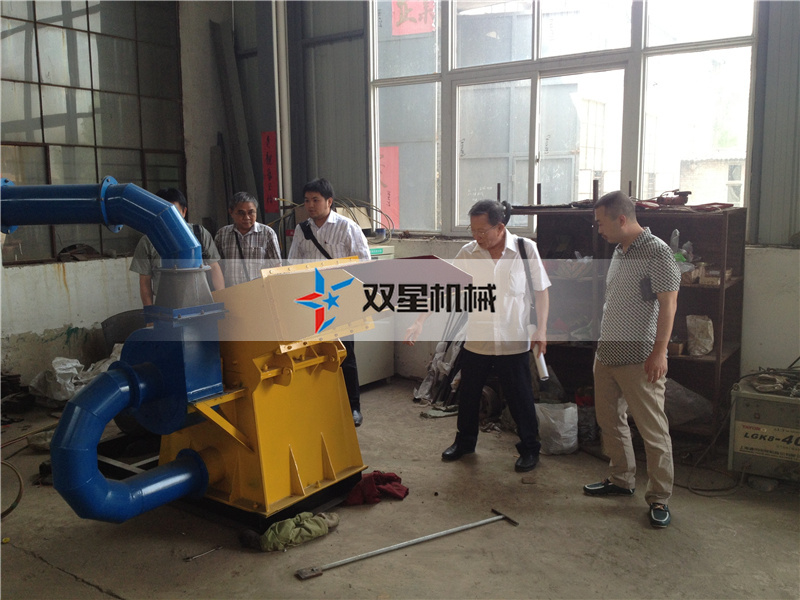 客戶現場查看廢金屬撕碎機