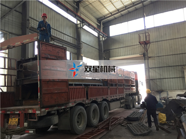 <a href='http://www.gyrfc.com/1/100.html' target='_blank'><span>廢鐵撕碎機</span></a>設備1200型發貨現場