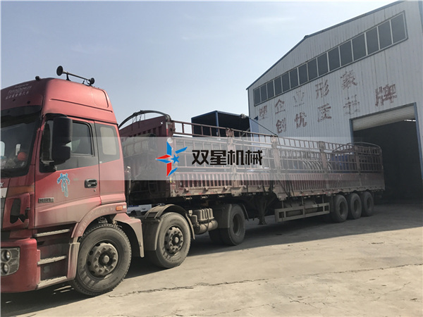 <a href='http://www.gyrfc.com/1/19.html' target='_blank'><span>雙軸撕碎機</span></a>設備發貨現場