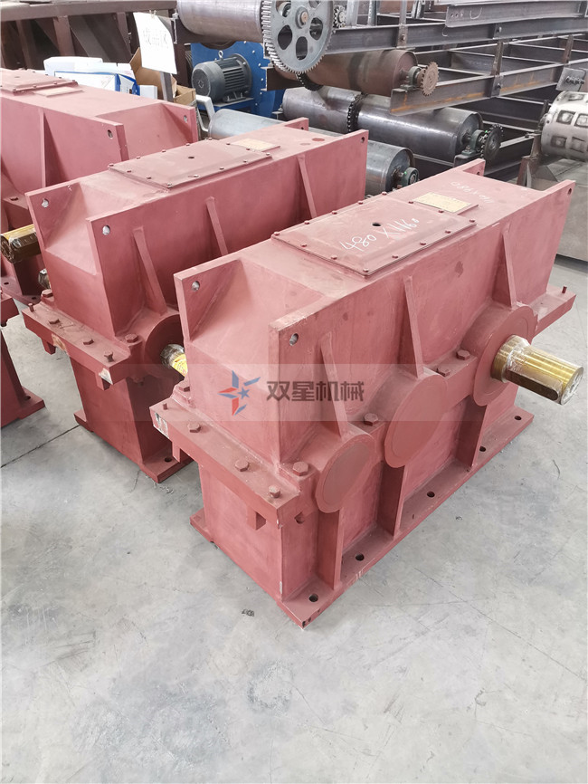 <a href='http://www.gyrfc.com/1/19.html' target='_blank'><span>雙軸撕碎機(jī)</span></a><a href='http://www.gyrfc.com/case/617.html' target='_blank'><span>減速機(jī)</span></a>實拍