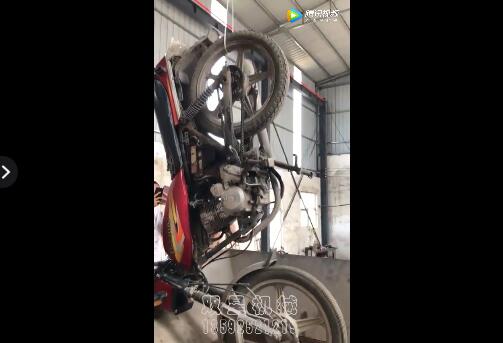 雙軸撕碎機撕碎摩托車現場展示效果