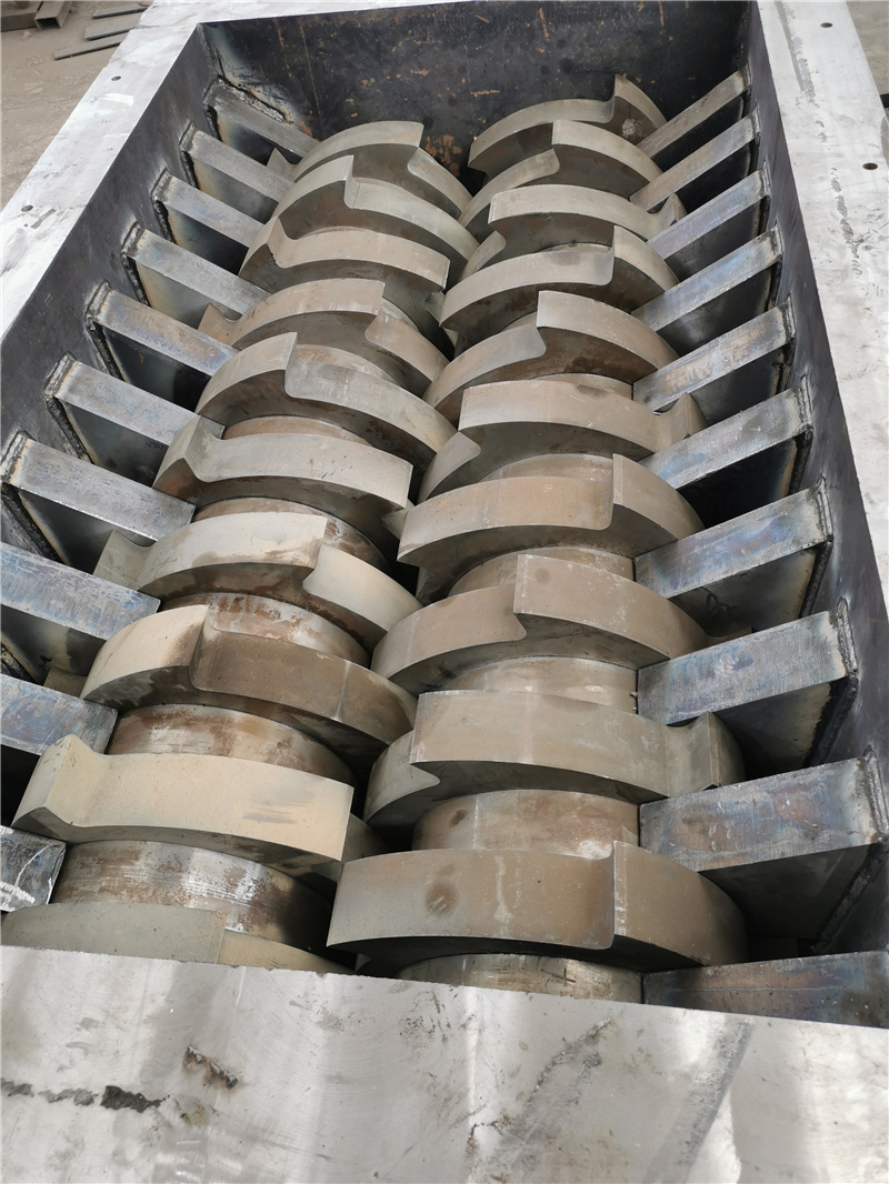 金屬撕碎機撕碎刀具箱體設備生產現場