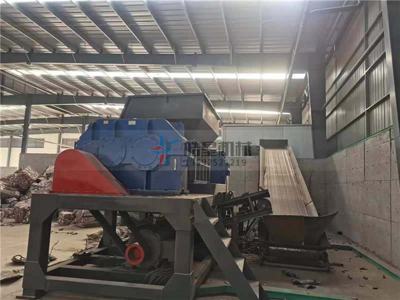 廢鋁型材撕碎機<a href='http://www.gyrfc.com/1/19.html' target='_blank'><span>雙軸撕碎機</span></a>設備生產現場實拍